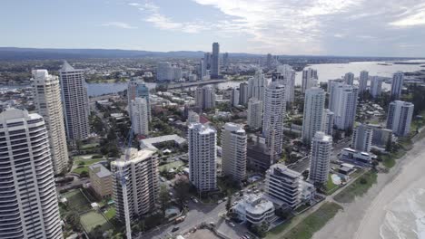 edificios de apartamentos de lujo en gold coast highway en surfers paradise, sureste de queensland, australia
