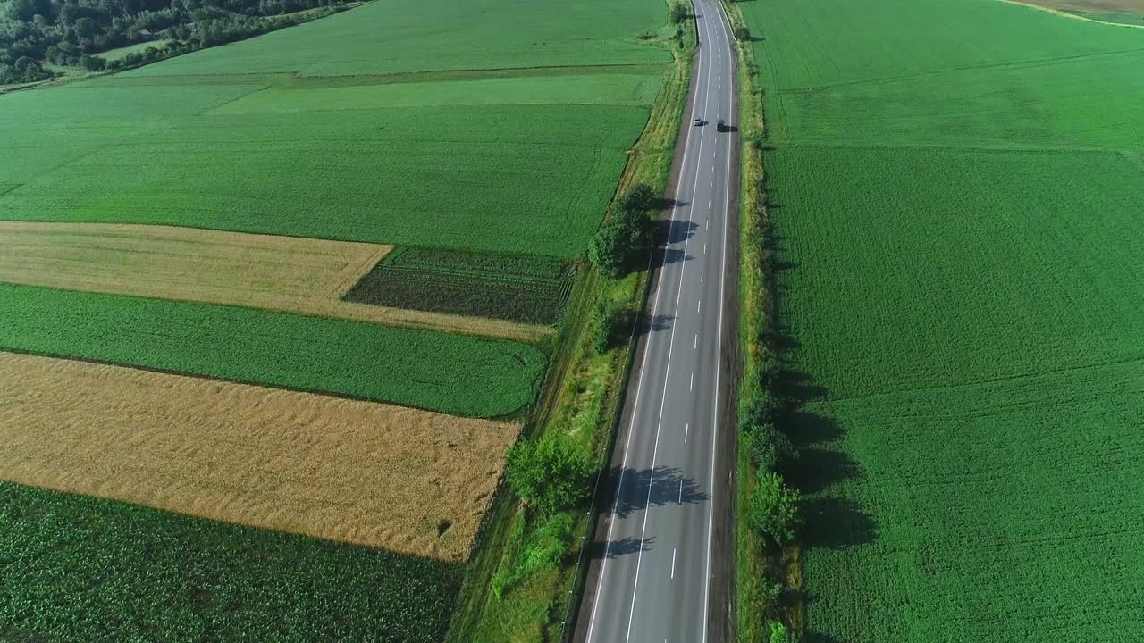 슬로우 모션 자동차는 고속도로를 따라 그림 같은 지역에 운전합니다.