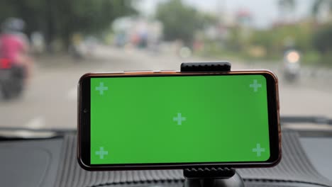 teléfono inteligente en el modelo de coche