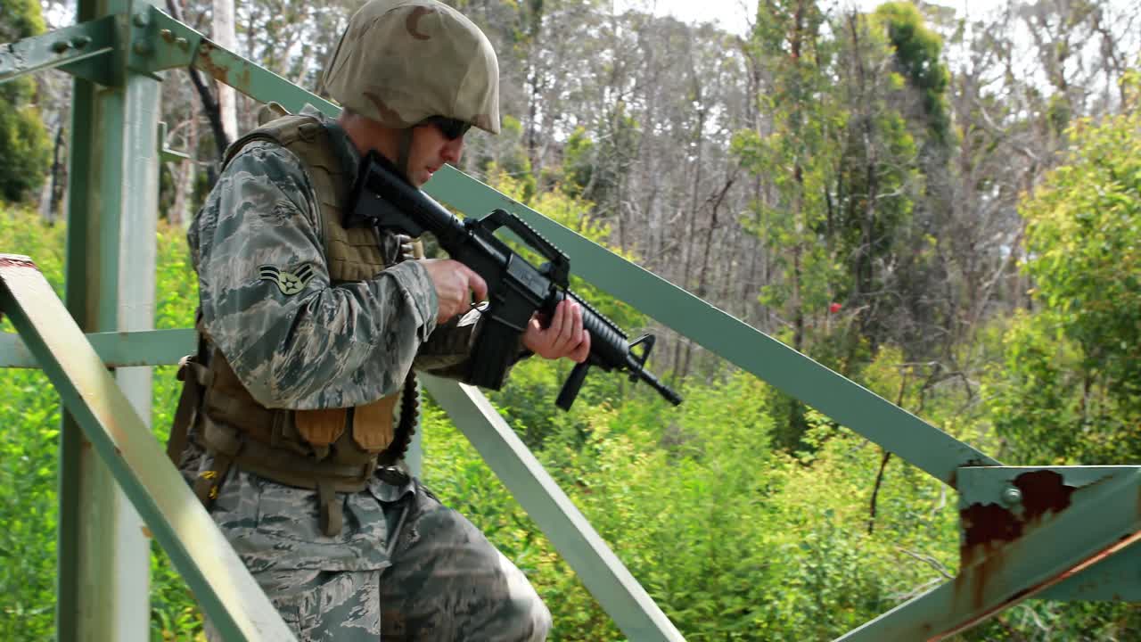 soldado militar de guardia con un rifle