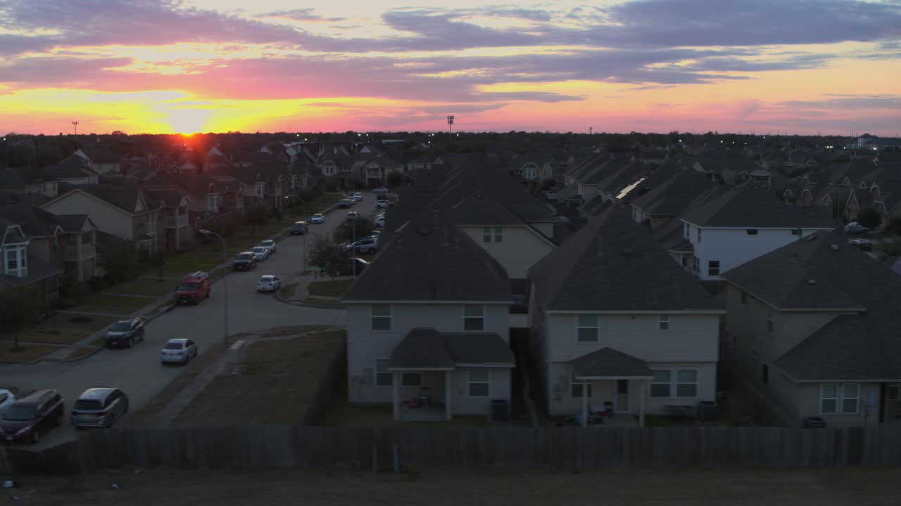 Jævn luftbåren droneoptagelse af beboelseskvarteret Mission Bend i det vestlige Houston, Texas, der viser forstadshjem og kvarterets udformning ved solnedgang