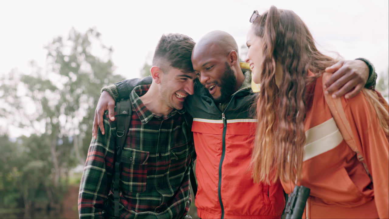 mejores amigos, acampar y abrazar por un grupo de personas