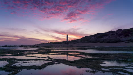 Hermoso-Y-Colorido-Lapso-De-Tiempo-De-La-Puesta-De-Sol-En-El-Faro-De-Faro-De-Trafalgar,-Cádiz,-España