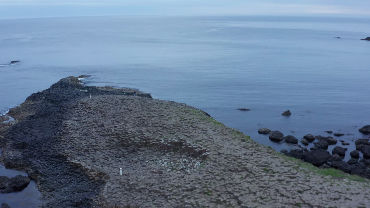 거인의 둑길 북 아일랜드를 방문하는 이른 아침 관광객