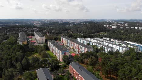 vista aérea de drones, modernos suburbios residenciales suecos, siriusgatan, gotemburgo