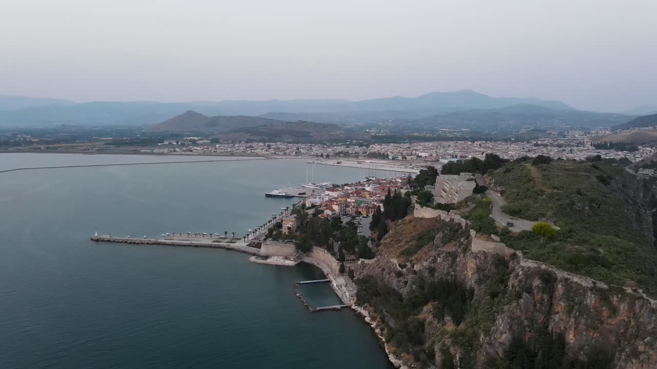 vista aérea de la icónica ciudad costera de nafplion en grecia durante la puesta de sol
