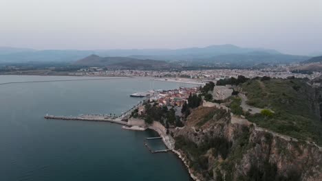 vista aérea de la icónica ciudad costera de nafplion en grecia durante la puesta de sol