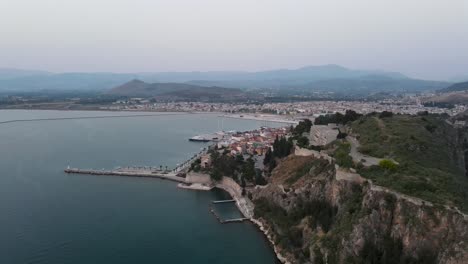 在日落時,希臘著名的海岸城市納夫利昂的空中景色