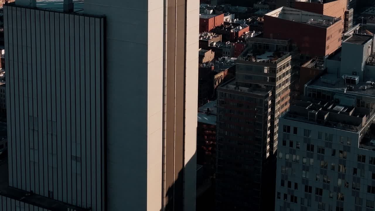 Edifici cittadini a New York durante la luce pomeridiana