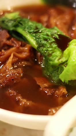 delicioso plato de fideos con carne y verduras