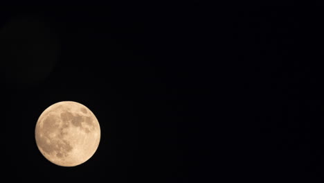 Lapso-De-Tiempo-De-Una-Luna-Llena-Saliendo-En-El-Hemisferio-Norte-Vista-Desde-Inglaterra