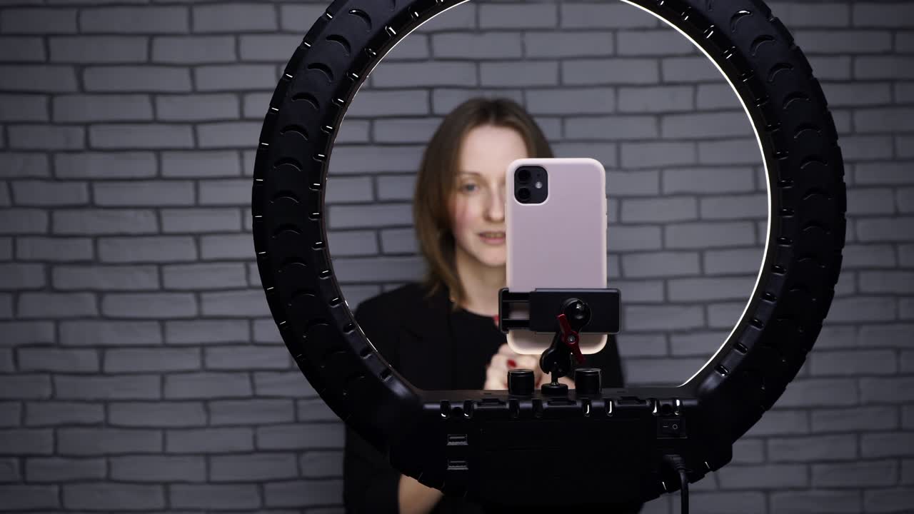 Takipçileriyle konuşan blogger kadının videosu.