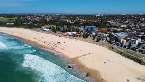 Drohne-Aus-Der-Luft,-Küstenlandschaft,-Aufnahme,-Sandstrand,-Sonnenschirm,-Urlaub,-Surfen,-Ozean,-Natur,-Maroubra,-Surfclub,-Sonne,-Backen,-Ozean,-NSW,-Randwick,-Coogee,-Reisen,-Tourismus,-Australien,-4k