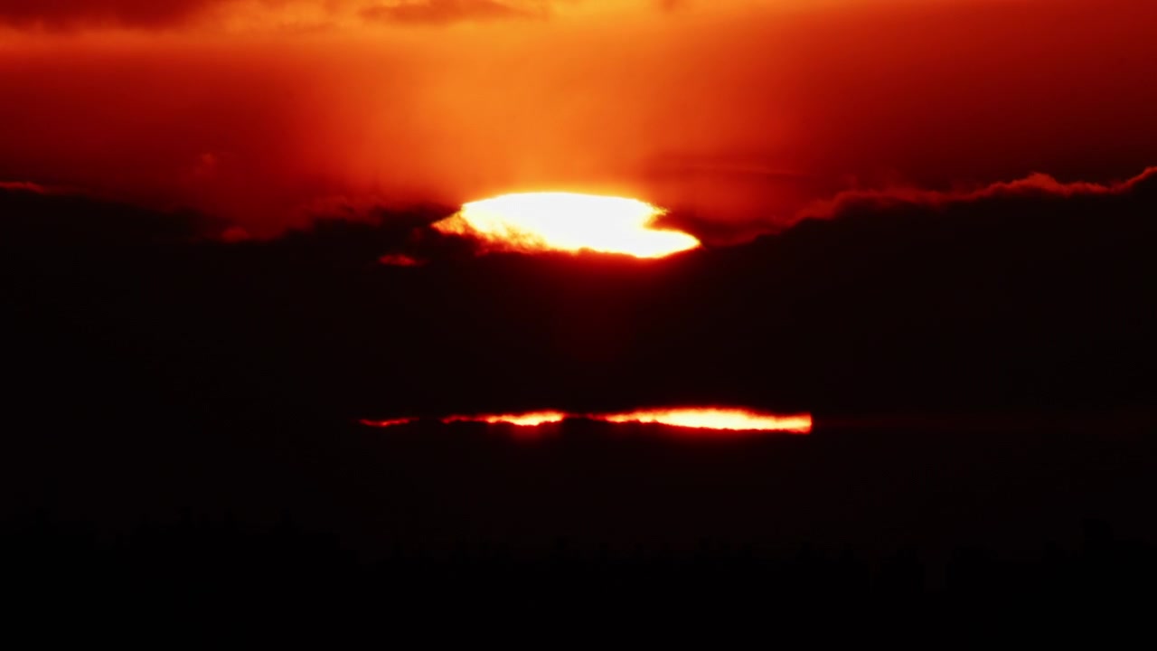 Heller goldener Sonnenuntergang, der eine moderne Stadt-Skyline beleuchtet