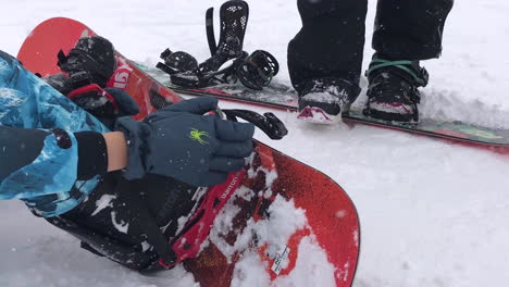 用腳踏上滑雪板