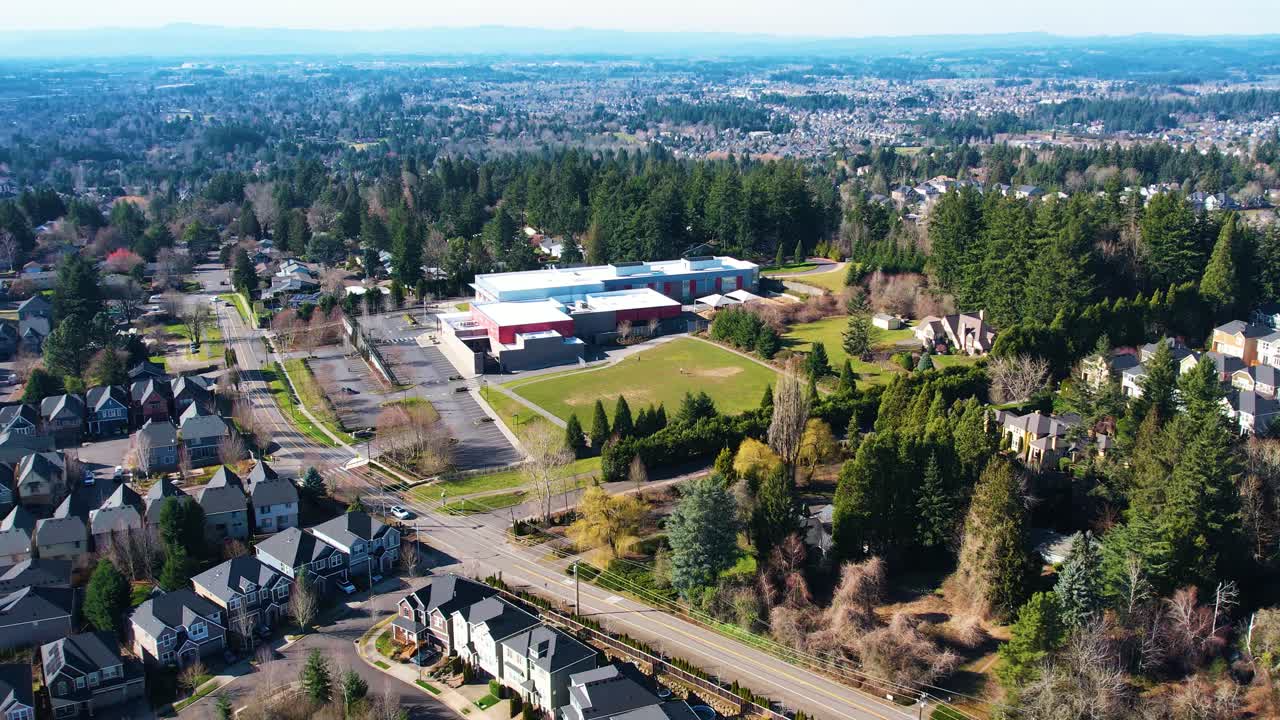 toma aérea de drones de 4k con vistas al distrito escolar local de portland, oregon