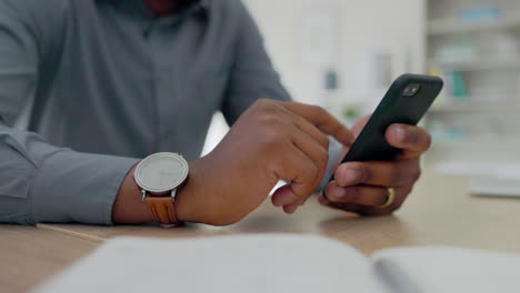 hombre negro, manos y desplazamiento en el teléfono inteligente