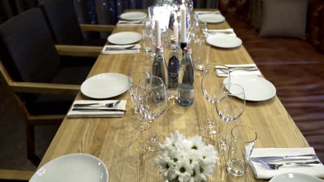 una mesa de comedor muy bien decorada