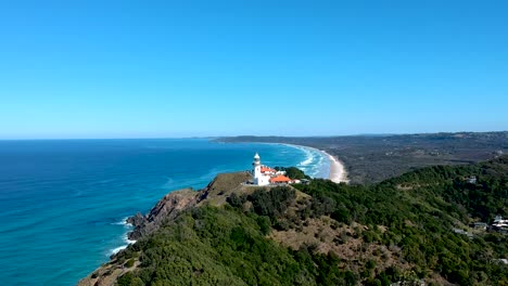 Vista-Aérea-Del-Faro-Junto-Al-Mar-En-Byron-Bay,-Australia