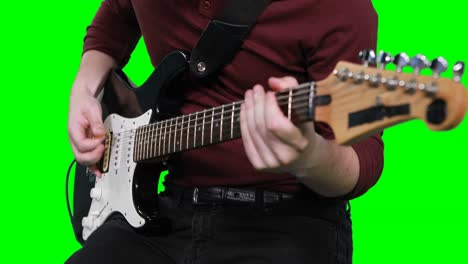 sección media de músico masculino tocando la guitarra