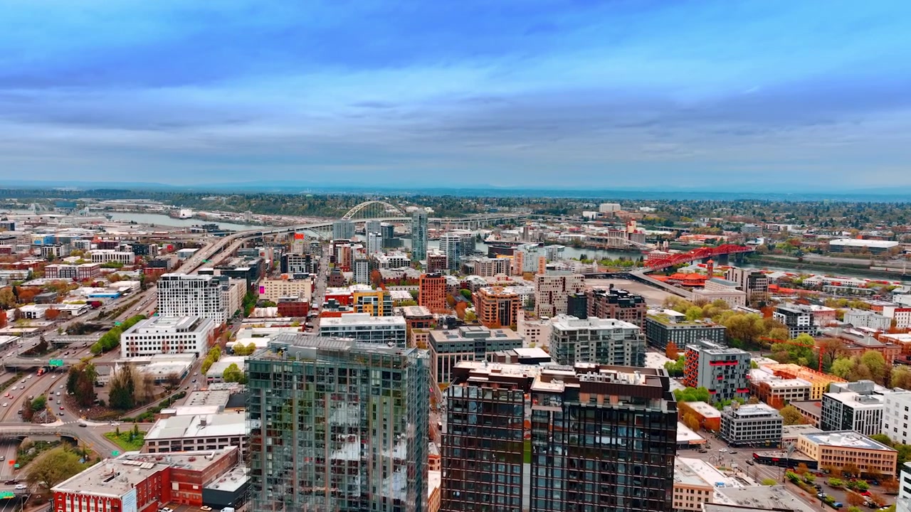 Paesaggio di Portland, Oregon, Stati Uniti dopo il tramonto. Denso panorama urbano attraversato dal fiume. Vista dall'alto