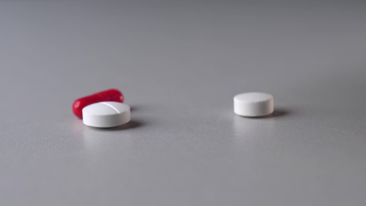 그레이 테이블에서 비타민 약 약과 을 하나씩 가져가십시오.