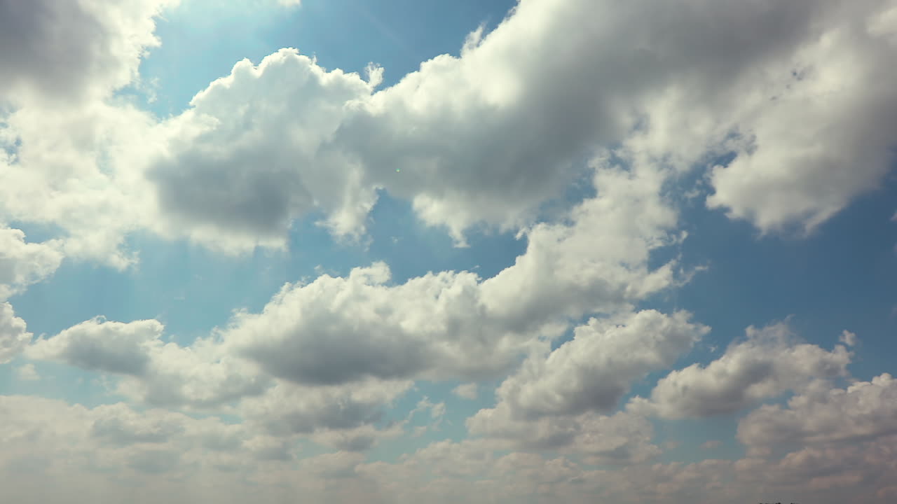 cielo azul nublado en las grandes montañas humeantes, tennessee
