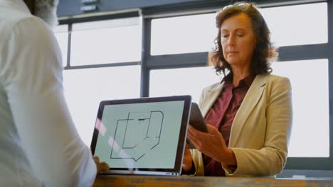 Führungskräfte-Nutzen-Digitale-Tablets-Und-Laptops-Im-Büro-4K