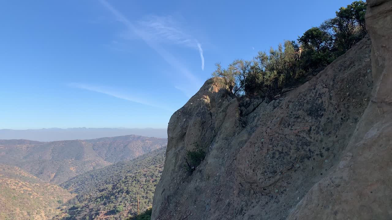 gran formación rocosa en las montañas