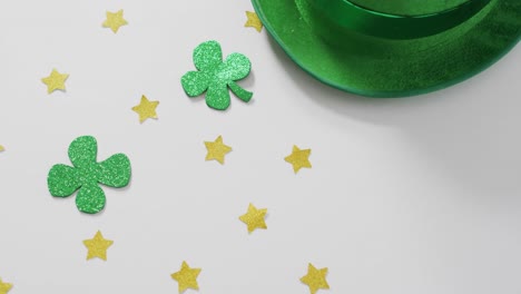 tréboles y estrellas con sombrero verde con espacio de copia en fondo blanco