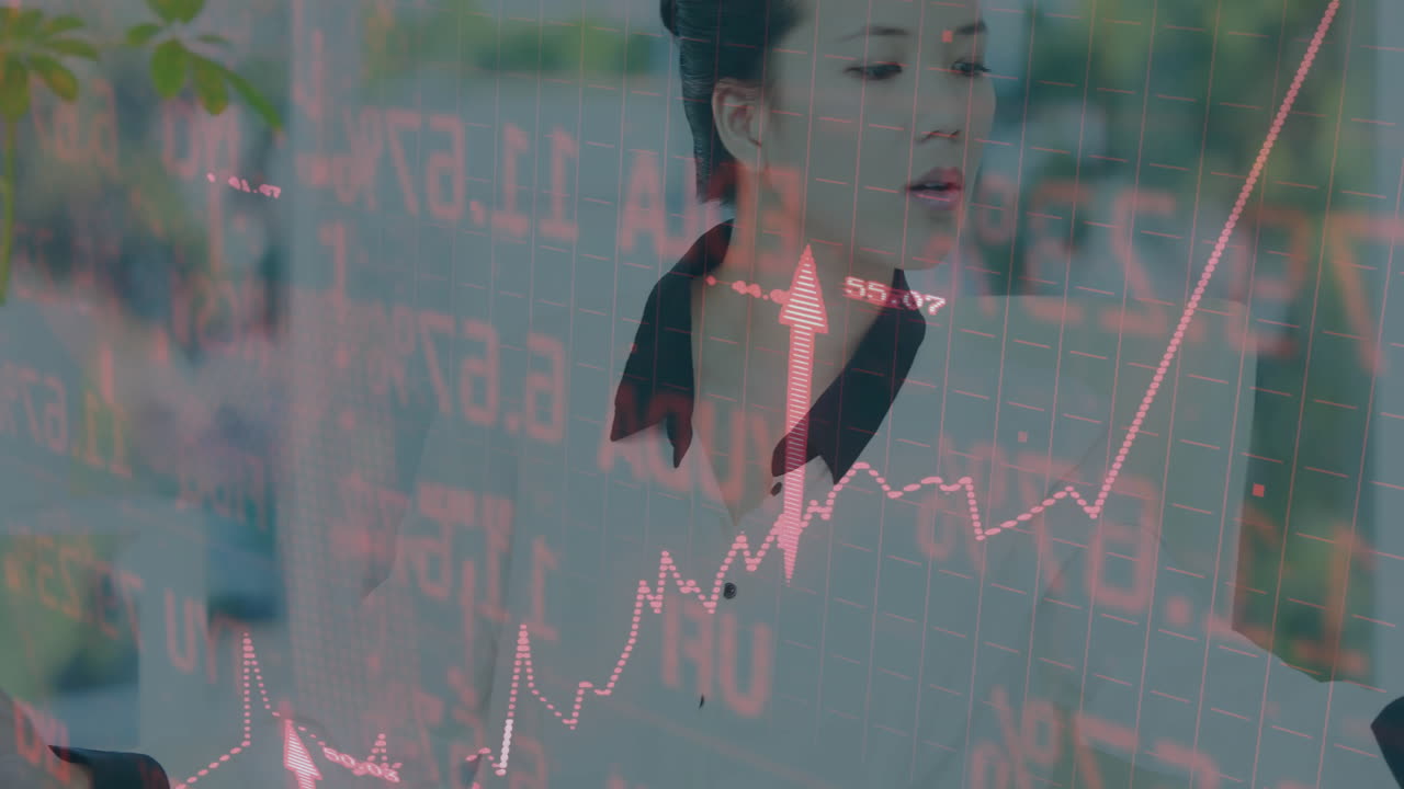 컴퓨터를 사용하는 아시아 사업가 여성에 대한 금융 데이터 처리 애니메이션
