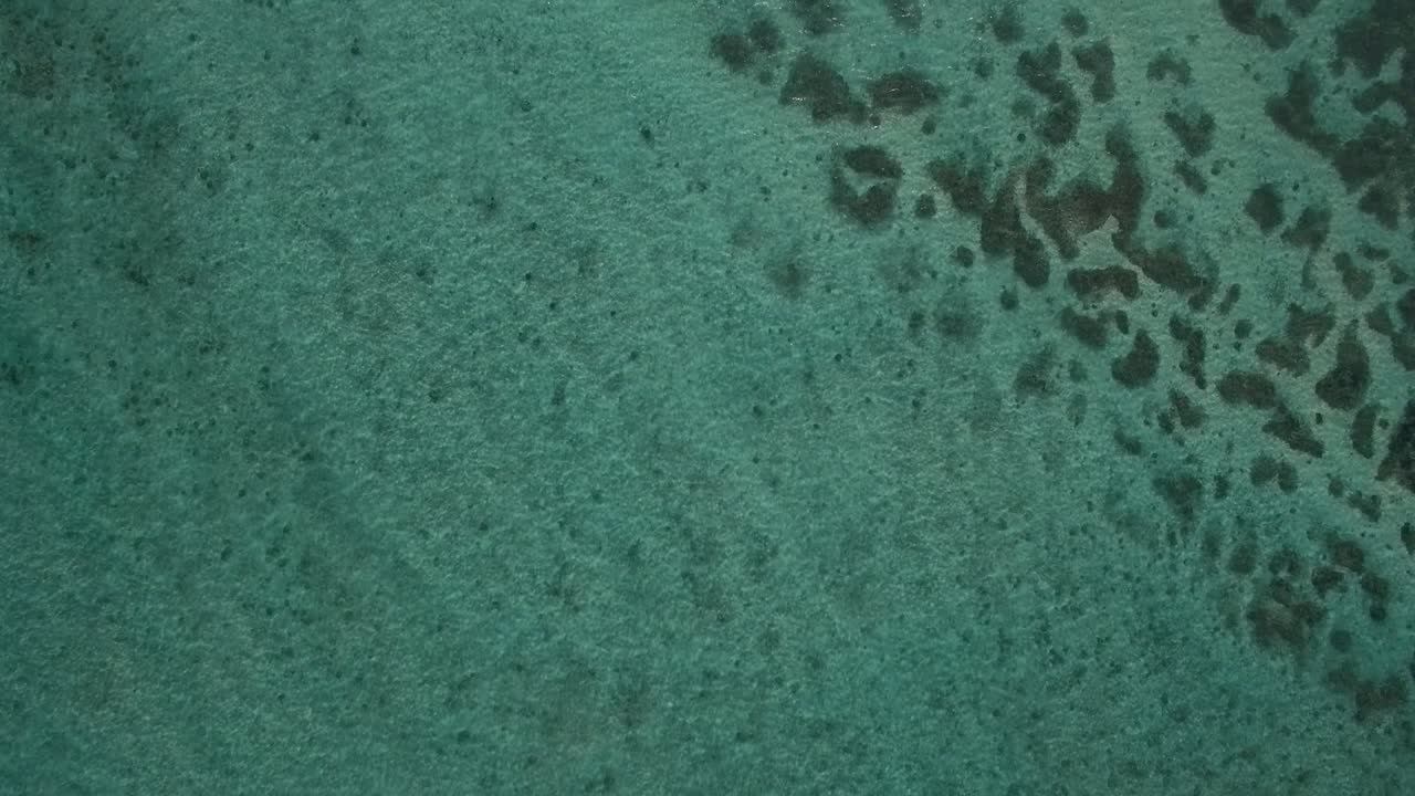 모리셔스 섬의 해안에서 본토로 날아가는 항공기