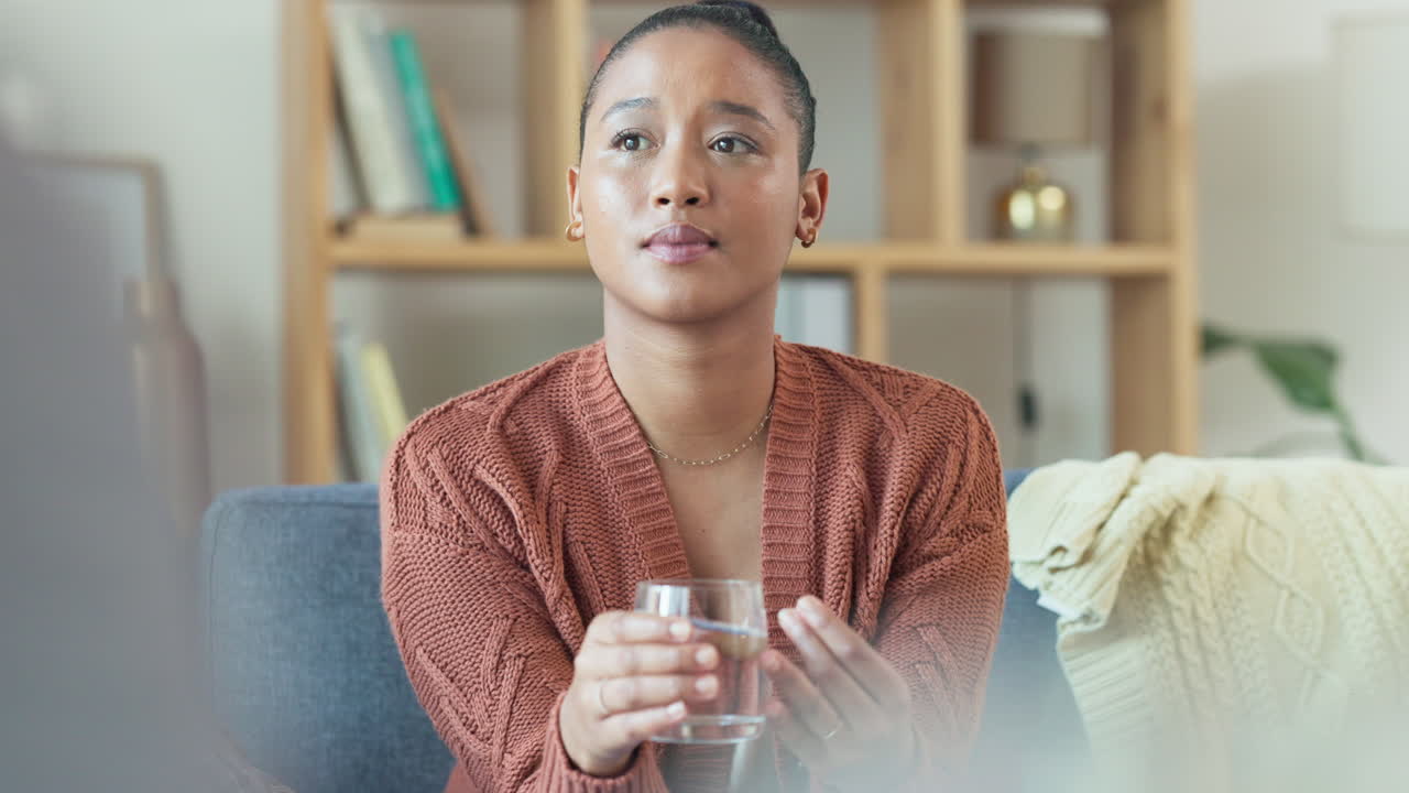 mujer deprimida que toma medicamentos para el trastorno mental