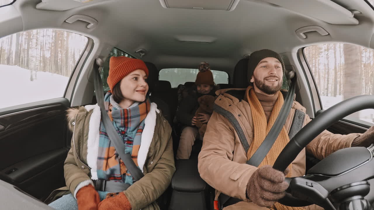 Famille voyageant en voiture en hiver