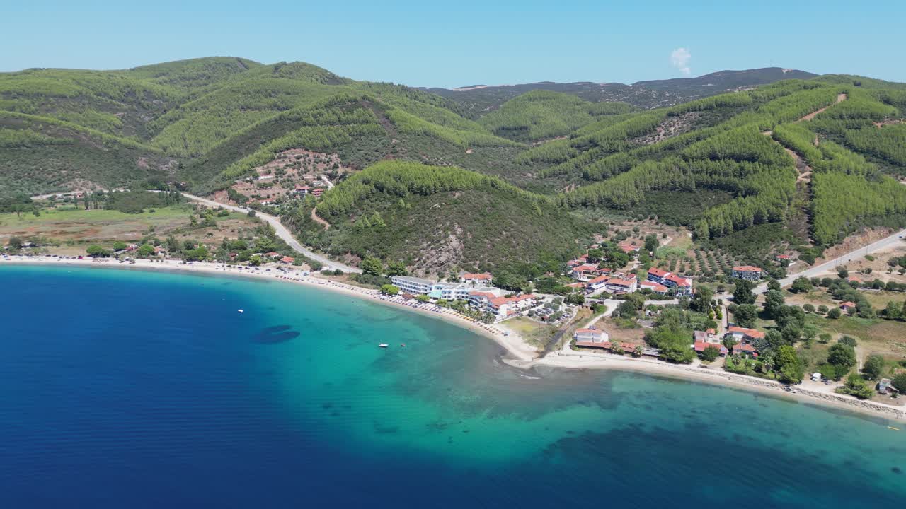 포르토 쿠포 해변, 호텔 및 그린 힐스 (sithonia, halkidiki, 그리스) - 공중 4k