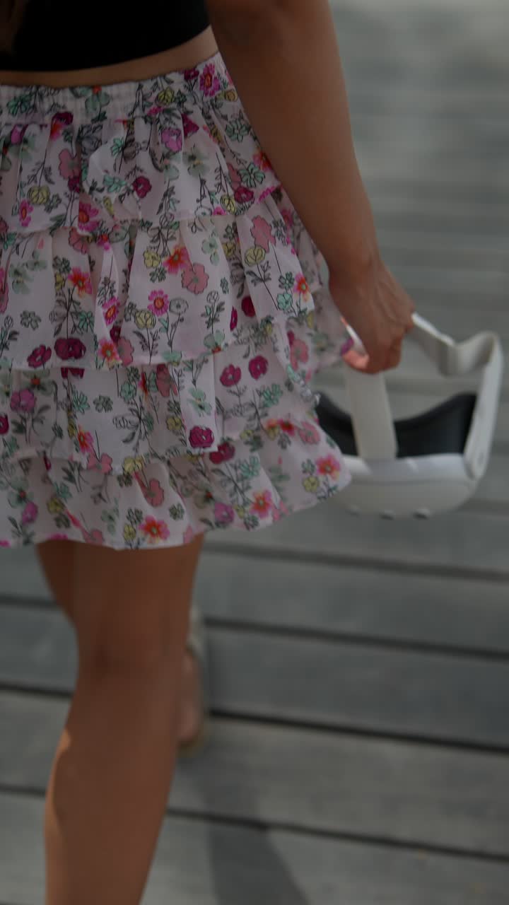 mujer caminando con auriculares vr