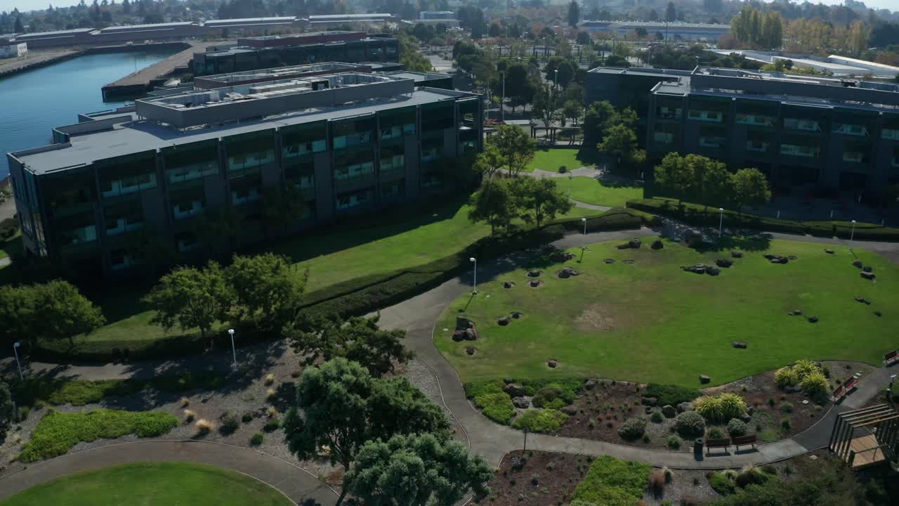 화창한 날 야외 공원에서 기업 휴식을 제공하는 대규모 비즈니스 공원