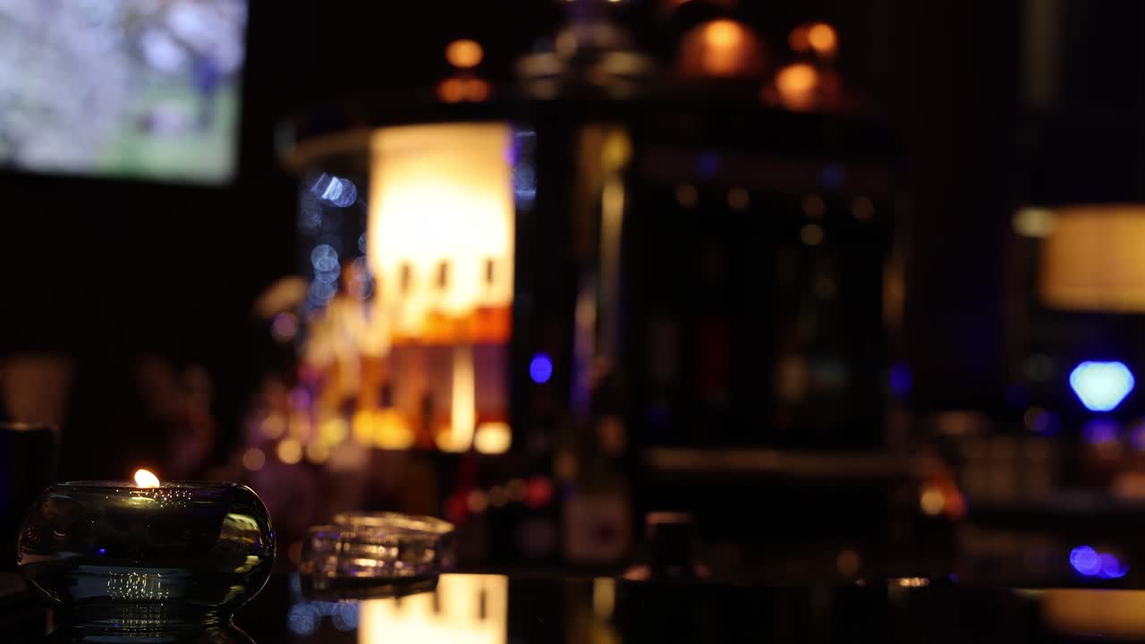 변화하는 조명과 고객 상호 작용과 함께 바 장면