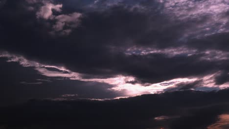 nubes moradas oscuras al atardecer