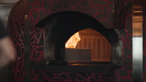 horno de pizza de leña tradicional italiano con fuego ardiente en el interior