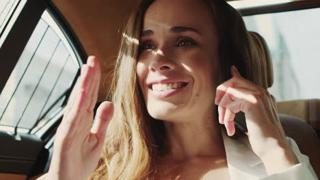 mujer de negocios feliz sorprendida de escuchar buenas noticias por teléfono en el coche de negocios.