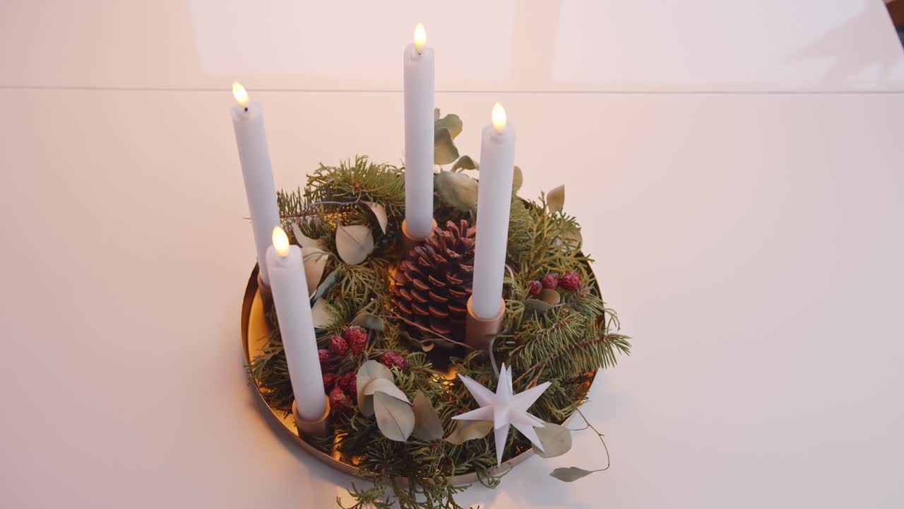 encendiendo velas eléctricas en la corona de adviento de navidad