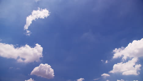 Hermoso-Cielo-Azul-Con-Fondo-De-Nubes,-Cielo-Azul-Con-Nubes-Y-Sol
