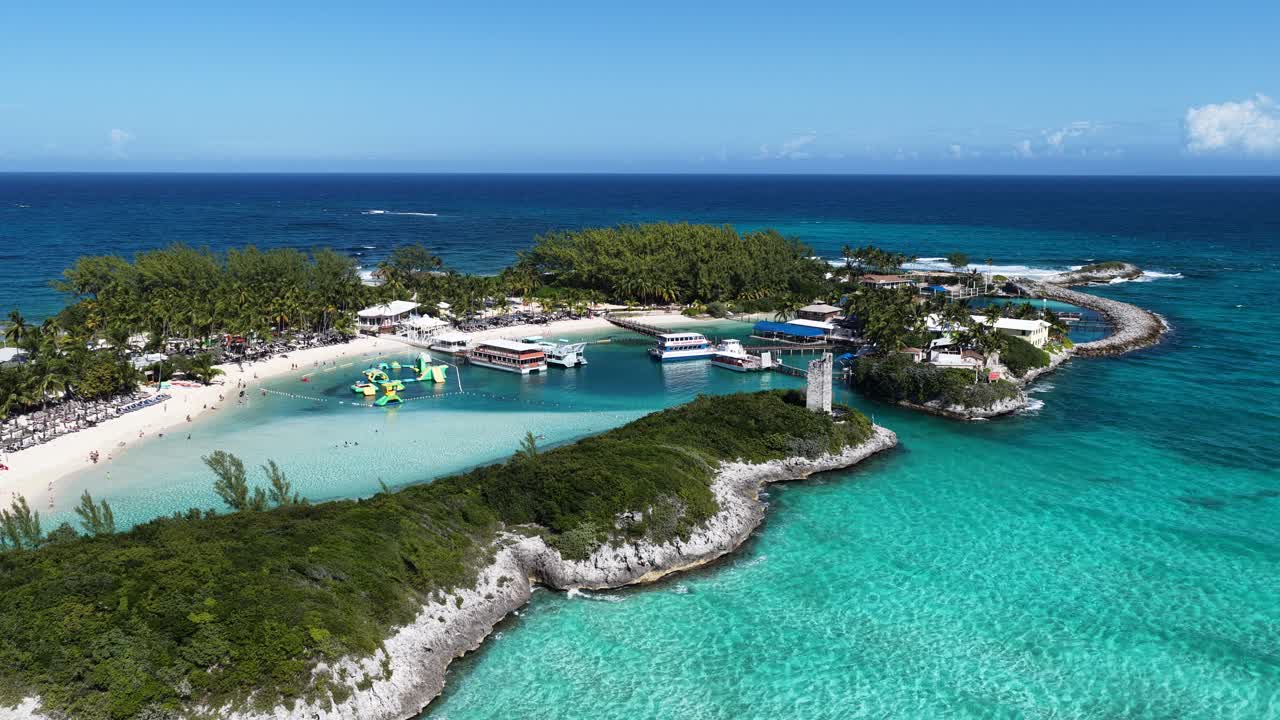 Đường chân trời Bahamas tại Nassau ở New Providence Bahamas. Đường chân trời vùng Caribbean. Phong cảnh bãi biển. Sắc thái màu xanh lam. Đường chân trời Bahamas tại Nassau ở New Providence Bahamas. Nền thiên nhiên