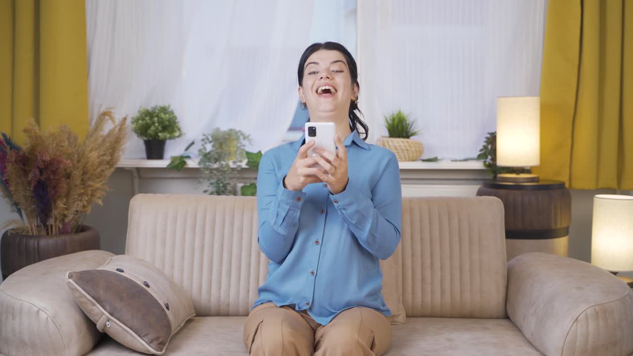 행복하고 문자 메시지를 보내는 젊은 여성.