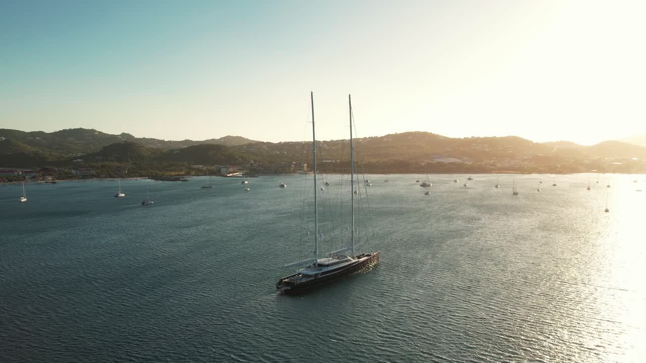 Enorme superyacht nei Caraibi, all'ora d'oro, al rallentatore