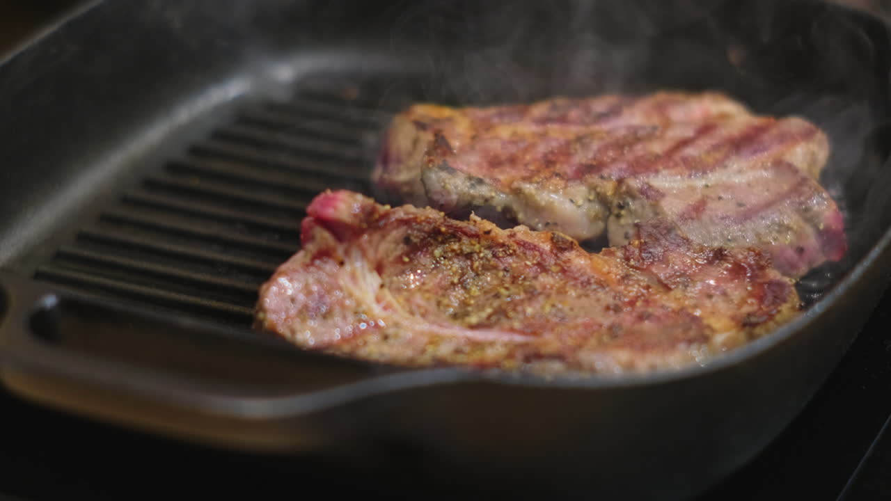 cocinar chuletas de cerdo a la parrilla en una sartén
