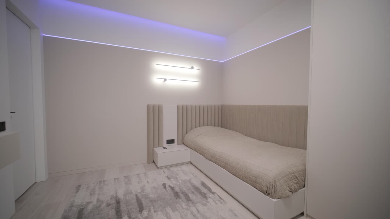interior de un dormitorio acogedor de diseño moderno con lámpara de piso artesanal