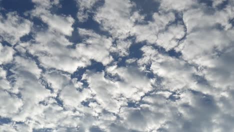 Cirrocumulus-Ripple-Wave-Höhenwolken-Zeitraffer,-Atemberaubende-Wolkenformation,-Die-Aussieht-Wie-Meereswellen,-Die-Vorbeiziehen