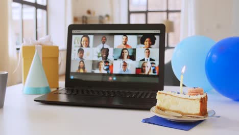 Computadora-Portátil-Con-Familia-Teniendo-Una-Fiesta-De-Cumpleaños-Virtual.-Concepto-De-Personas,-Tecnología-Y-Comunicación-En-Línea-Computadora-Portátil-Con-Una-Familia-Teniendo-Una-Videollamada-O-Una-Fiesta-De-Cumpleaños-Virtual-En-La-Pantalla,-Pastel,-Caja-De-Regalo-Y-Café-En-La-Mesa-En-Casa